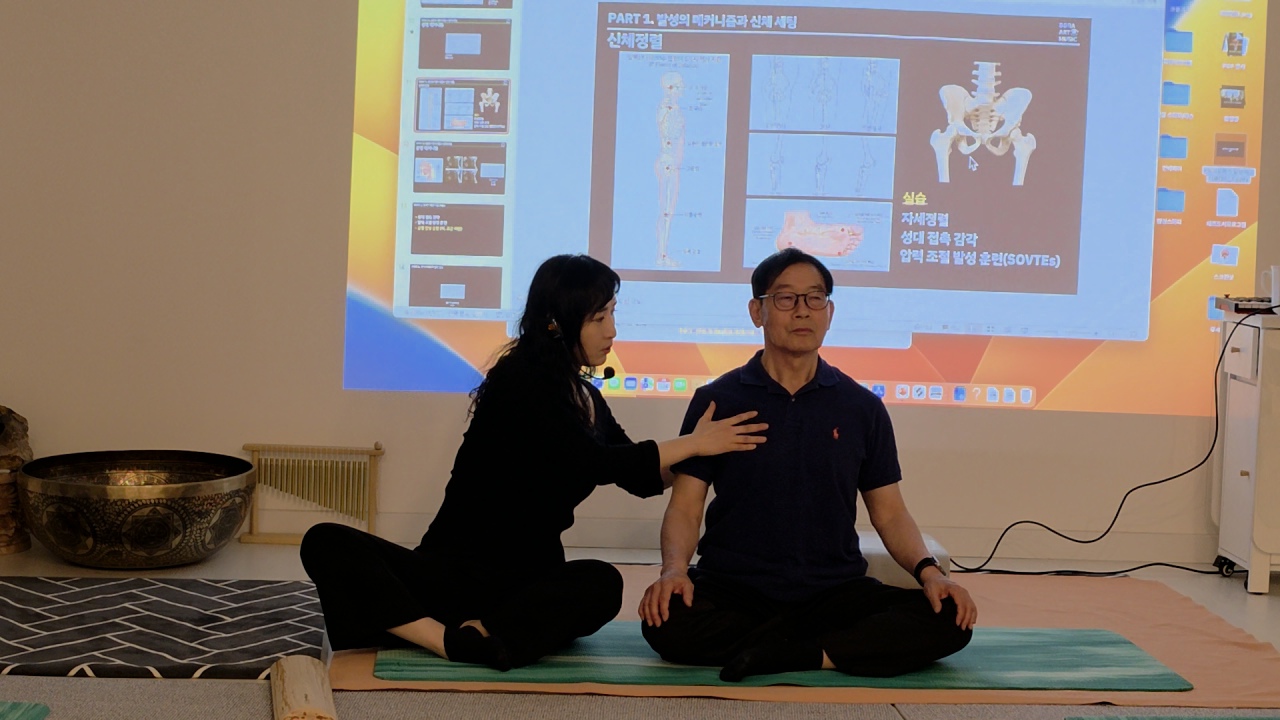 참가자의 신체 사용을 관찰하며 개인 피드백을 진행하는 애령